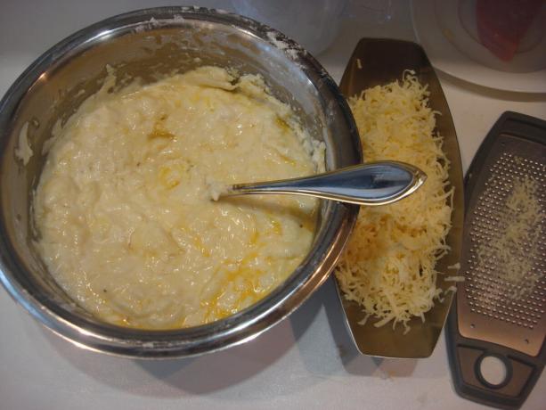 Picture taken by the author (oil, flour, eggs, baking powder, sour cream, cheese)