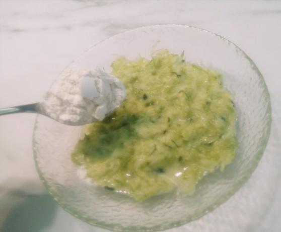  In a salad bowl mix the grated zucchini, egg, parsley and 1 spoon of flour