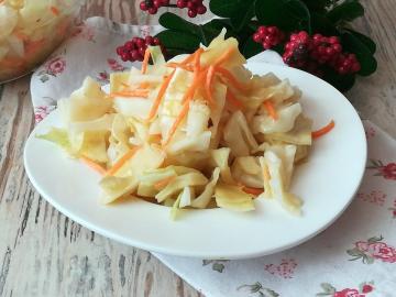 Delicious marinated steamed cabbage
