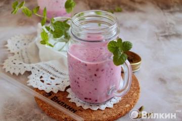 Weight loss berry smoothie with kefir