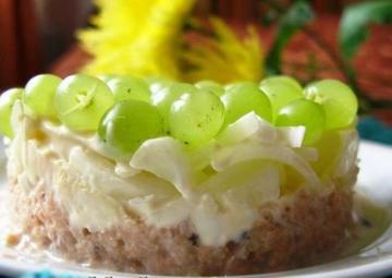 Salad "Tiffany" with smoked chicken and grapes