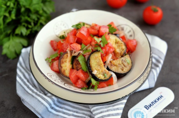 Fried eggplant, tomato and bell pepper salad