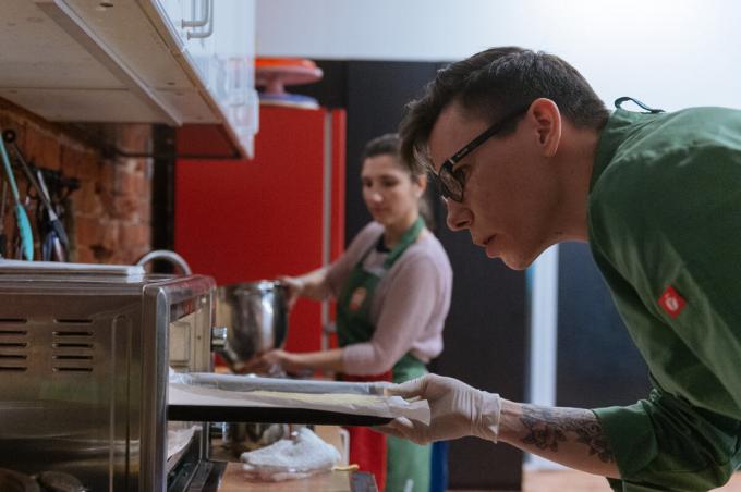 The first 10-20 minutes do not open the oven. Photo Anton Belitskiy