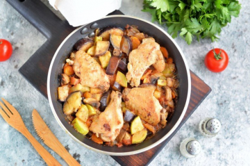 Stewed chicken with vegetables in a pan