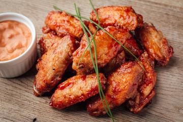 Spicy chicken wings with beer