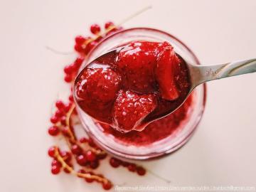 Jam from strawberries in juice of red currants. Recipe from subscribers will