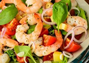 Vegetable salad with shrimps