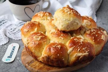 Buns without milk from yeast dough