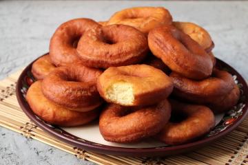 Donuts with yeast and milk at home