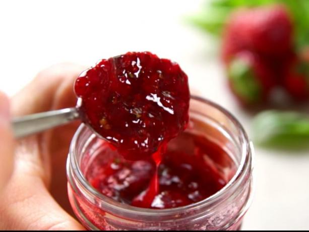 Strawberry jam with basil turns of medium density. Photos - Yandex. Images