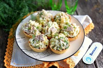 Tartlets with cod liver, egg and cheese