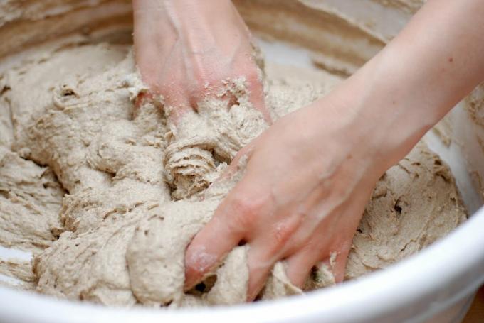 The process of kneading. Work better hands. Photos - Yandex. Images
