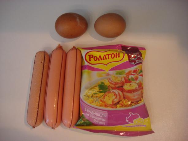 Picture taken by the author (sausage, eggs, Rolton)
