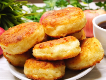 Cheese dumplings with sausage in a frying pan on kefir