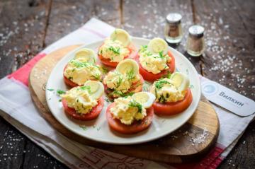 Tomatoes with melted cheese with garlic and mayonnaise