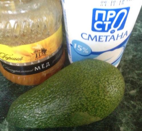 Three components: avocado, honey and sour cream.