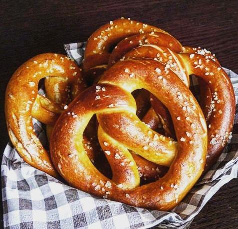 Ruddy "pretzels" salt in the dough and sprinkle with salt. Photos - Yandex. Images