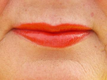 Whether to use bright lipstick after 50, if the lips were thin: a view from the make-up artist