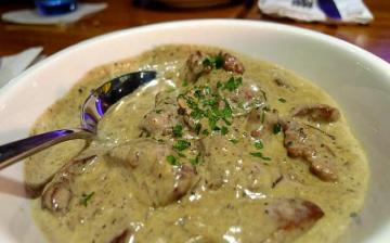 Chicken liver with onions in cheese sauce. The recipe in haste