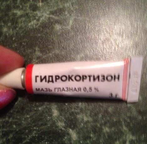 Another "penny" means from the pharmacy. The price of 25-35 rubles. Hydrocortisone - a hormone drug, so with it too carefully, not more than once a month. With this product I fight with crow