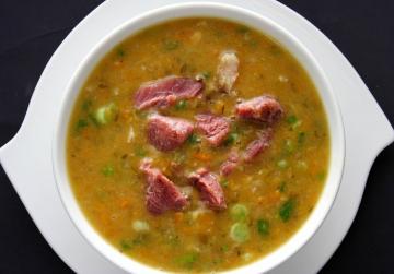 Pea soup with smoked ribs