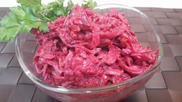 As I am preparing a salad of boiled beets. The easiest recipe