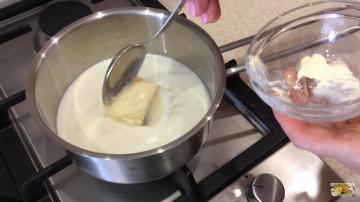 Simple crumbly Mannik milk. A classic recipe