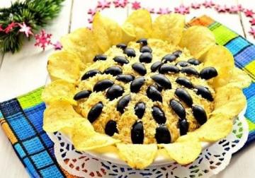 Salad "Sunflower" with chicken and mushrooms with photos