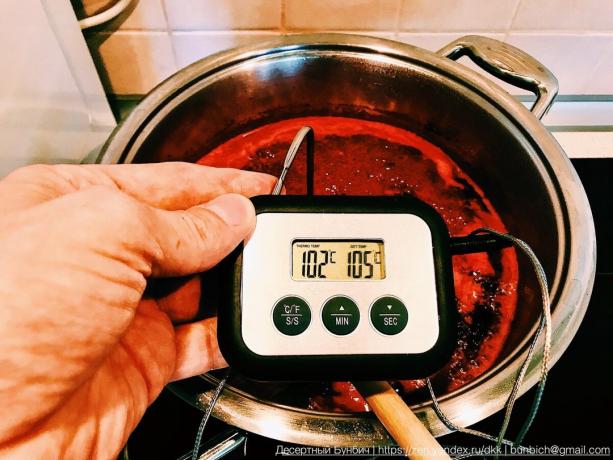 After boiling, the jam reaches 105 ° C about 30 minutes, depending on the volume of