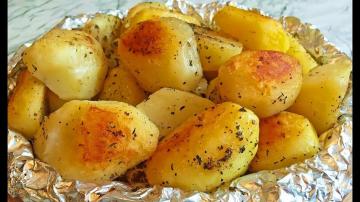 Potatoes with a crisp in the oven with garlic. My favorite recipe