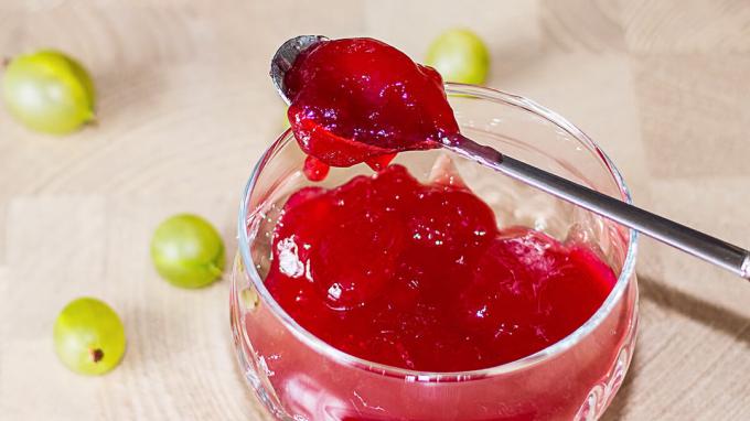 Gooseberry jelly with raspberries