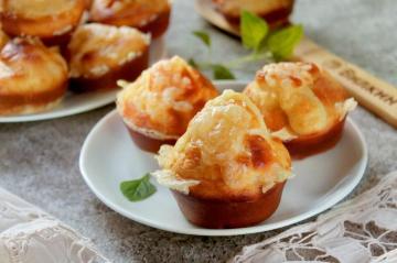 Muffins with ham and cheese