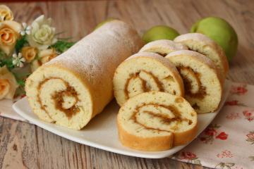 Delicious sponge roulade with apples - baked with a stuffing