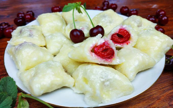 Lazy dumplings with cherries