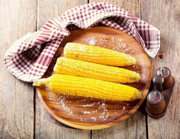 Cook juicy and fragrant corn rather difficult task. Not everyone gets the correct weld ears, so they do not become rigid and hard. However, a good recipe will make corn tender and delicious. What's cooking? Can be in a deep pan, can be steamed, boiled and even her in multivarka.