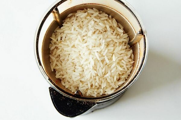Leftover rice can be removed with a brush (Photo: knowyourgrinder.com)