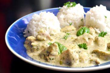 Chicken breast in a mild sauce of cream and herbs