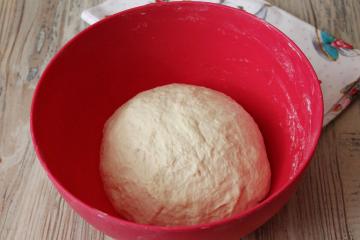 "Correct" belyashi home with a hole: the unusual yeast dough