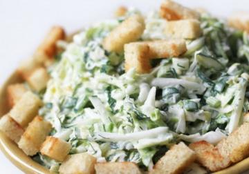 Insanely simple and delicious! Preparing a new cheese salad with croutons!