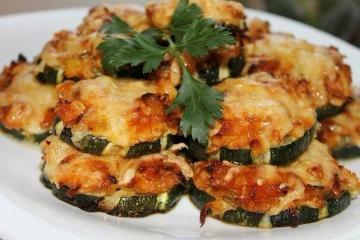 Zucchini baked with minced meat in the oven. easy recipe