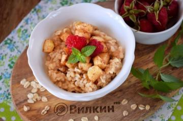 Oatmeal with apple and cinnamon