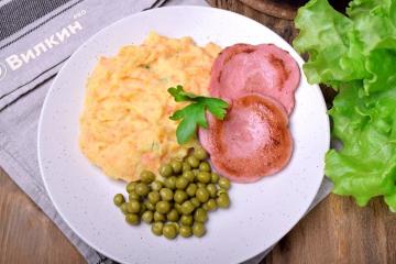 Vegetable puree with grilled sausage and green peas