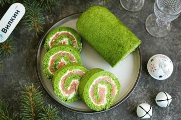 Spinach roll with salmon and cream cheese