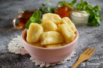 Lazy cottage cheese dumplings with semolina