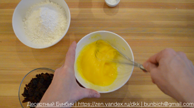 For best results, before adding eggs to the oil should be separately whisk until smooth