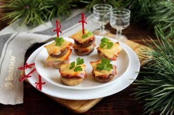 Champignons in the oven with cheese and bacon