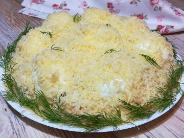Charming and delicious salad "snowdrift"