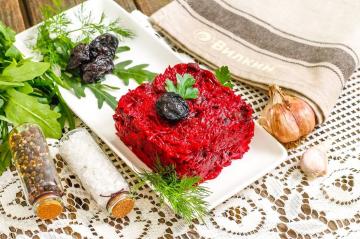 Beetroot with prunes and garlic