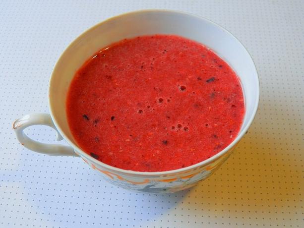 Currant cocktail with collagen and vitamin C.