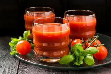 Tomato juice: cleanses the blood vessels and liver, strengthens bones, lowers cholesterol and protects against cancer